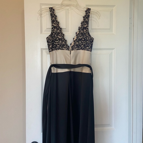 Formal long lace and satin evening dress. - Picture 2 of 3